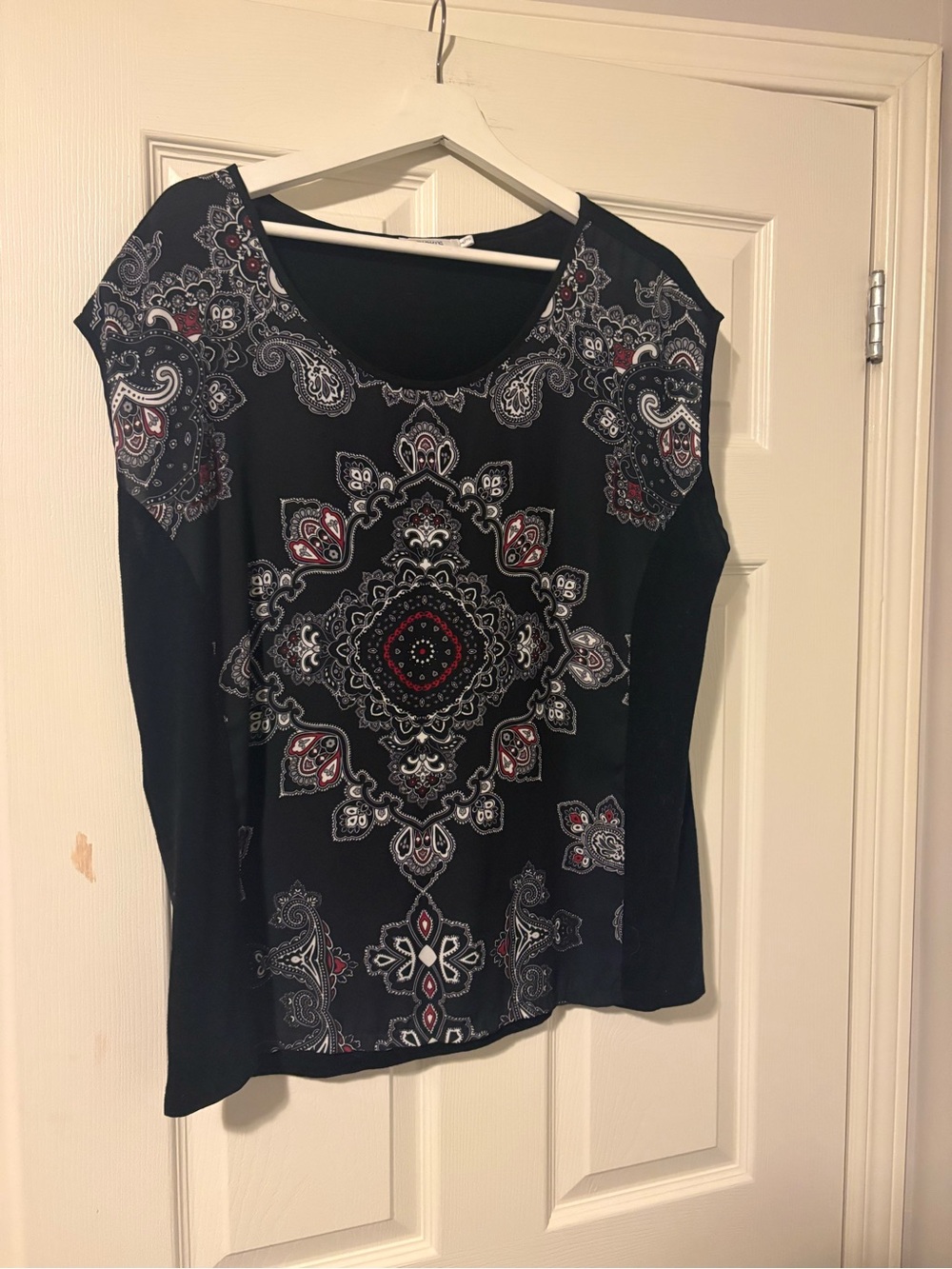 Rickiโs Women's Black Paisley Medallion Cap-Sleeve Blouse